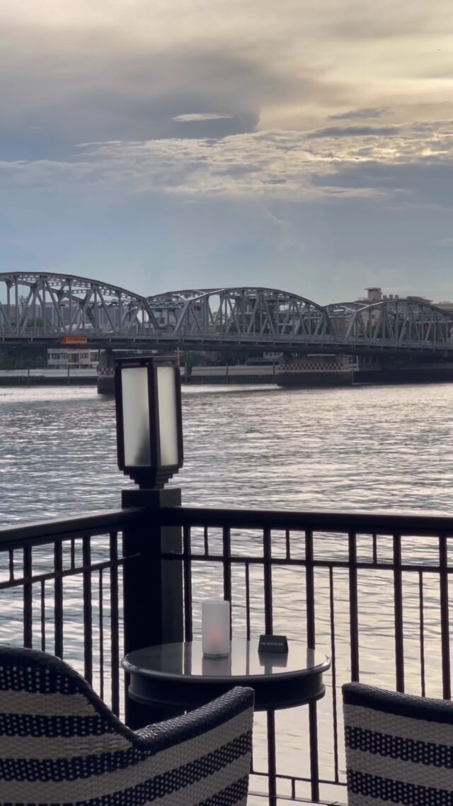 Evenings by the riverside—perfect for peaceful moments and gentle breezes. 
⁣
⁣
#thesiambangkok #thesiam #sukosolhotels #beautifullycomposed